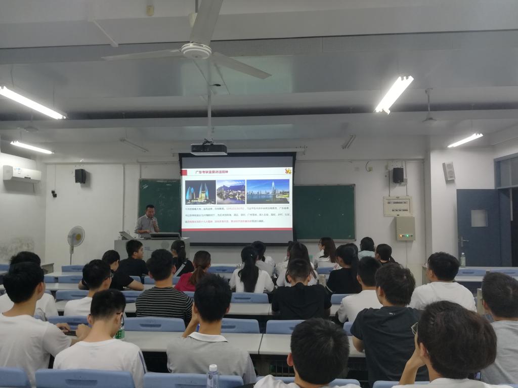 好色tv
副院长尹辉斌给学生上班会课2-1-.jpg