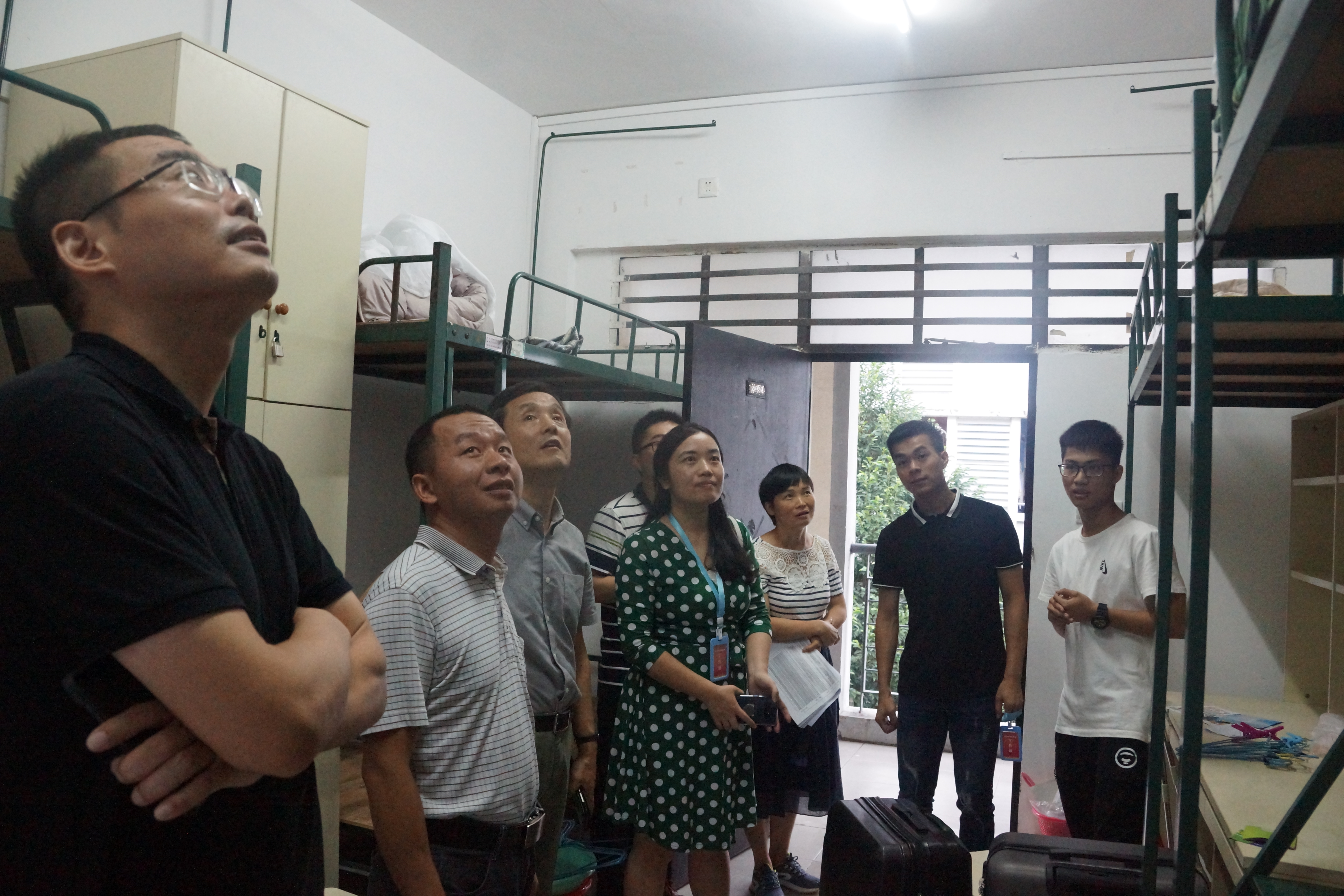 好色tv
领导走访新生宿舍-看望18级萌新2.JPG