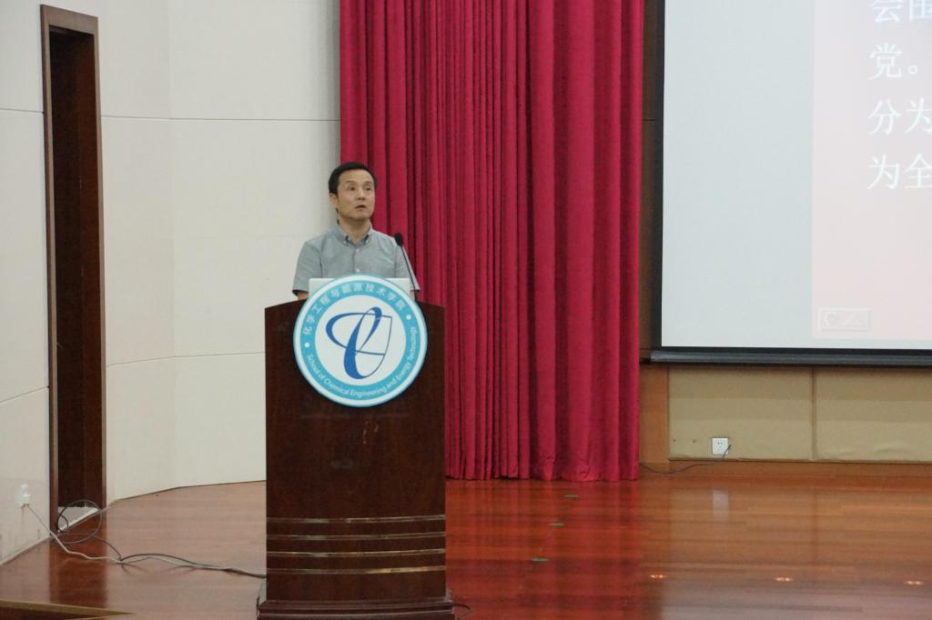 好色tv
党总支书记君光为2018级新生上党课-1-.jpg