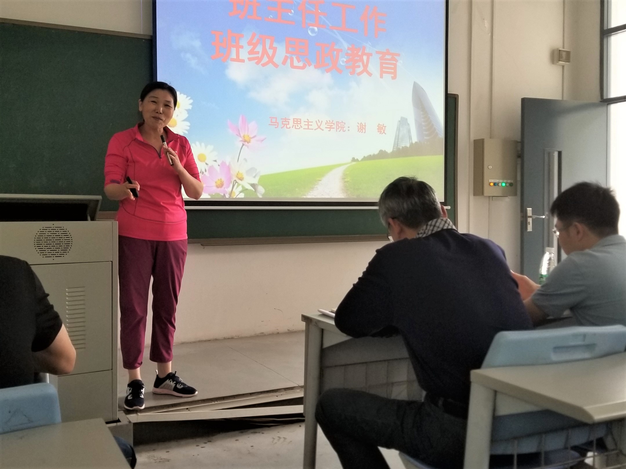 好色tv
召开党员政治学习暨班主任培训3-0.jpg