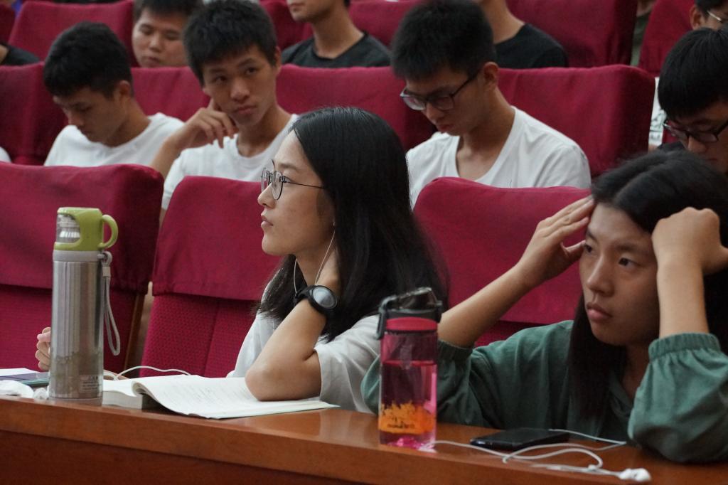 好色tv
党总支书记君光为2018级新生上党课-4-.JPG