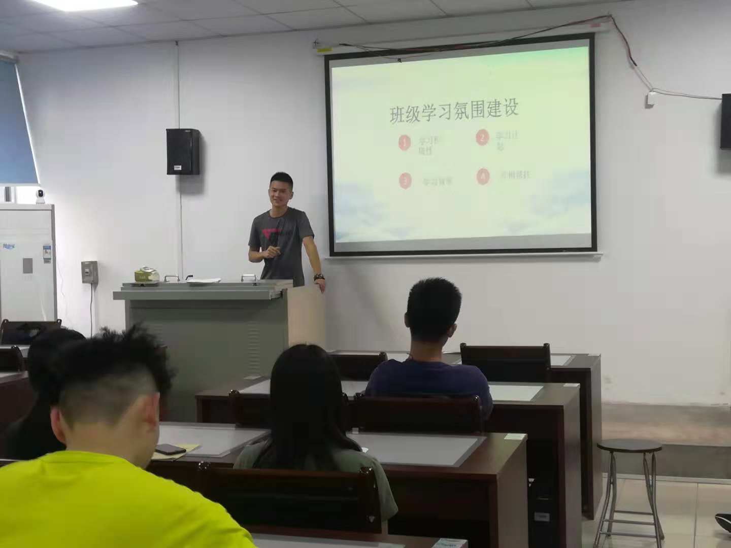 好色tv
副院长陈佰满给学生上班会课2-1-.jpg