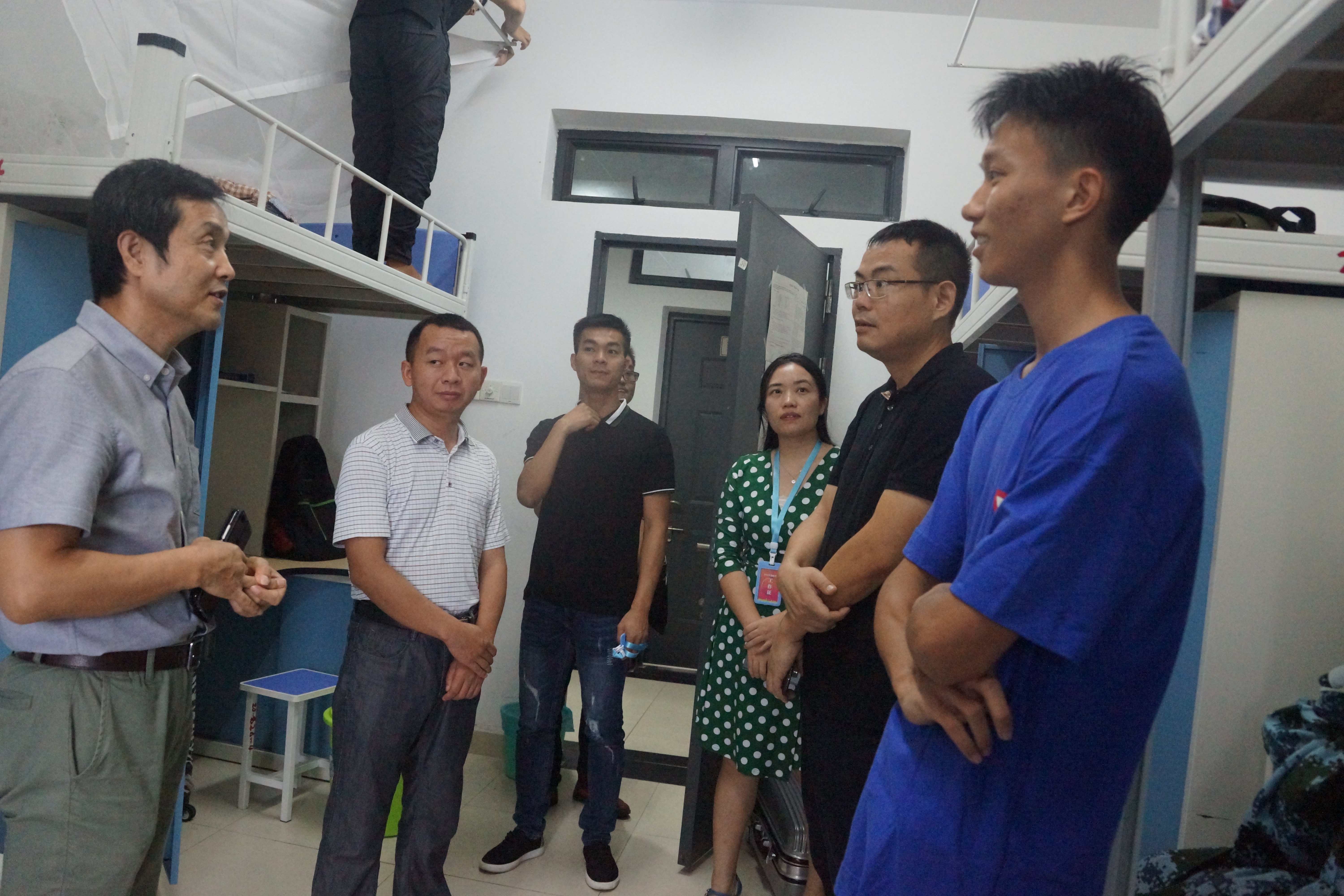 好色tv
领导走访新生宿舍-看望18级萌新1.JPG