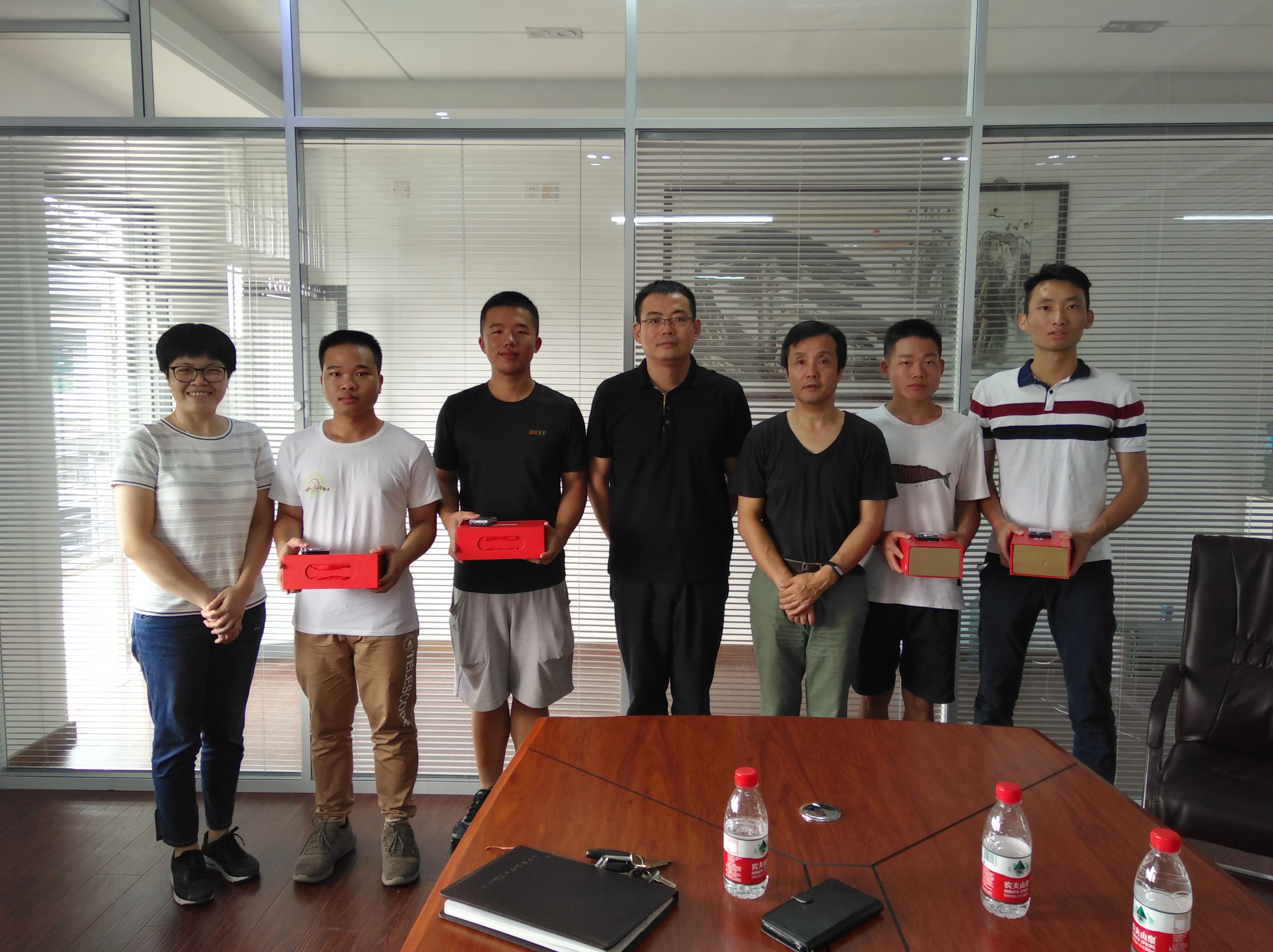 喜讯-好色tv
今年3名学生光荣入伍2.jpg