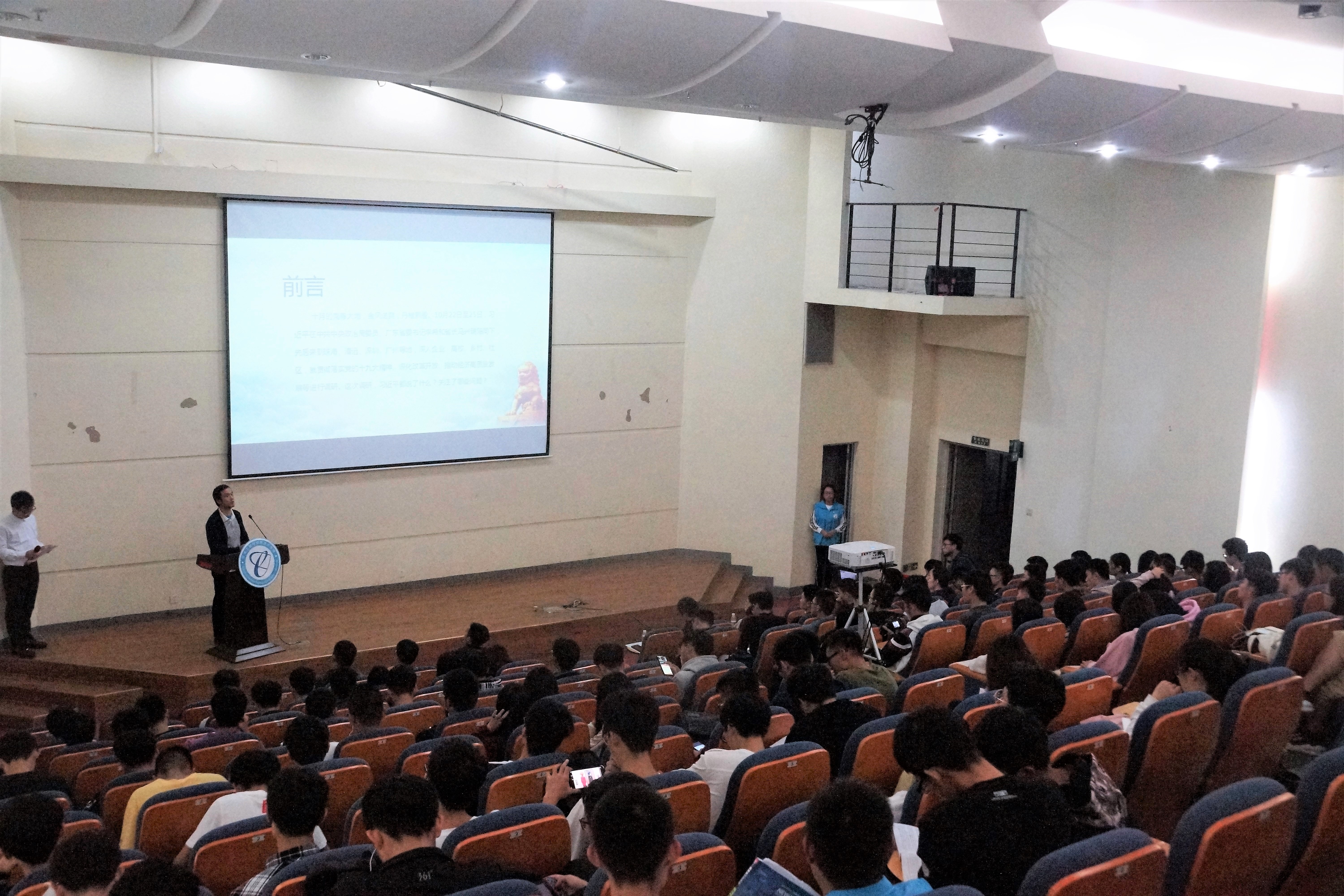 好色tv
党总支书记深入学生支部讲党课2.jpg