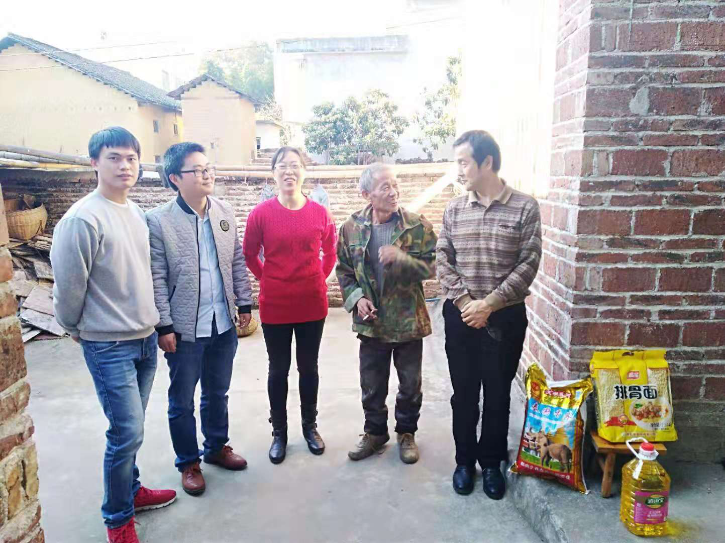 好色tv
党总支第四次赴韶关斗湾村慰问对口帮扶农户1.png