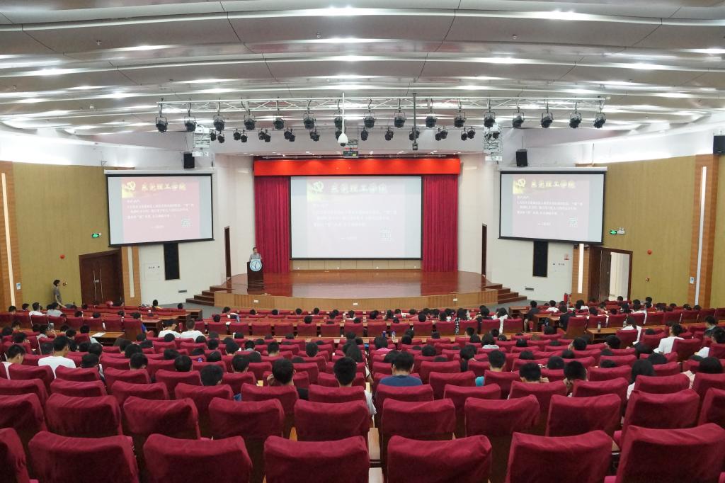 好色tv
党总支书记君光为2018级新生上党课-2-.JPG