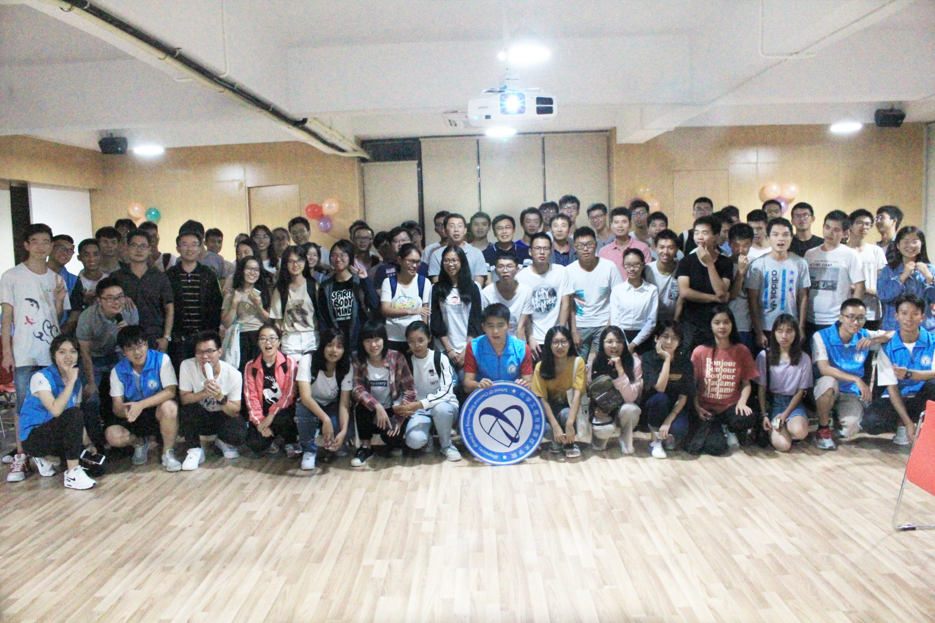 好色tv
联合莞馨社区举行2018漂流瓶分享师生汇3.jpg